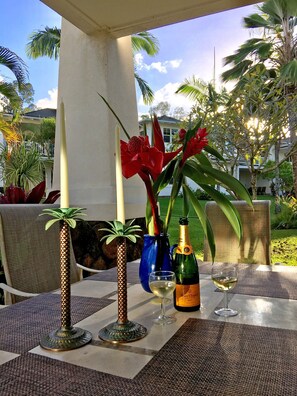 Outdoor dining - Excellent North Shore Paradise  2BD/2BA / Pool / Gym / NEW A/C (Princeville)