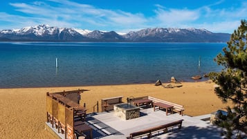 Plage, chaises longues, serviettes de plage