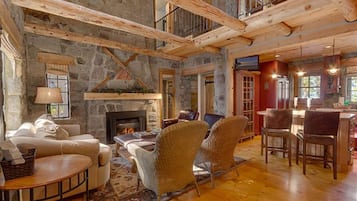 TV connectée, cheminée, lecteur de DVD, jouets