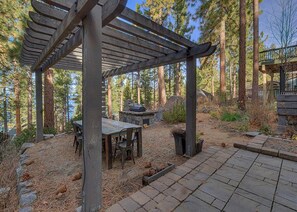 Outdoor dining - Quintessential Tahoe Cabin, Private beach, kayaks, Max Occ 4 adults 2 kids (Zephyr Cove)