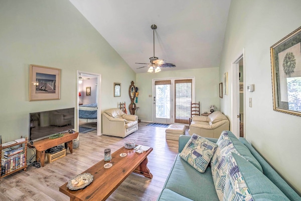 Living Room | Free WiFi | Central A/C | Smart TV
