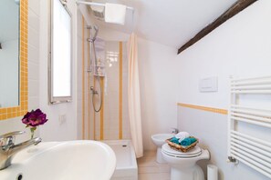 Douche, séchoir à cheveux, bidet