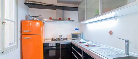 Jääkaappi, mikroaaltouuni, uuni, liesi