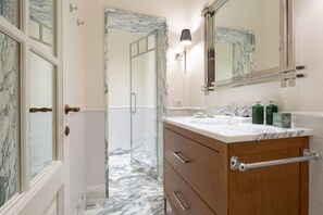 Douche, sèche-cheveux, bidet, serviettes fournies