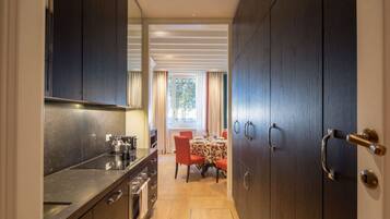 Kjøleskap, mikrobølgeovn, ovn og kokeplater