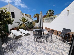 Outdoor dining - Sunny Villa Holiday Home (Torviscas Bajo)