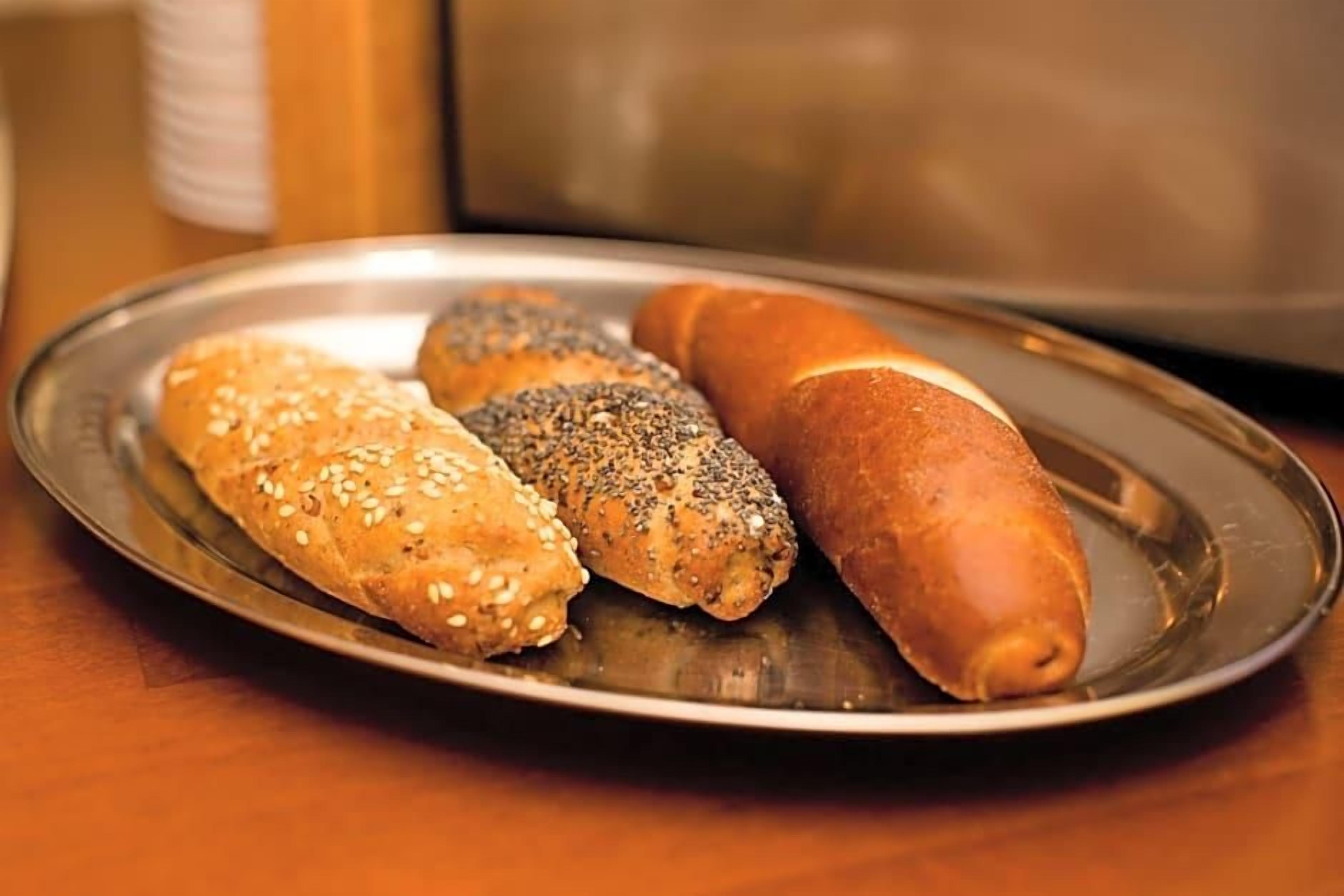 Un plato con cuatro tipos distintos de pan.