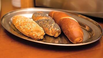 Un plato con cuatro tipos distintos de pan.