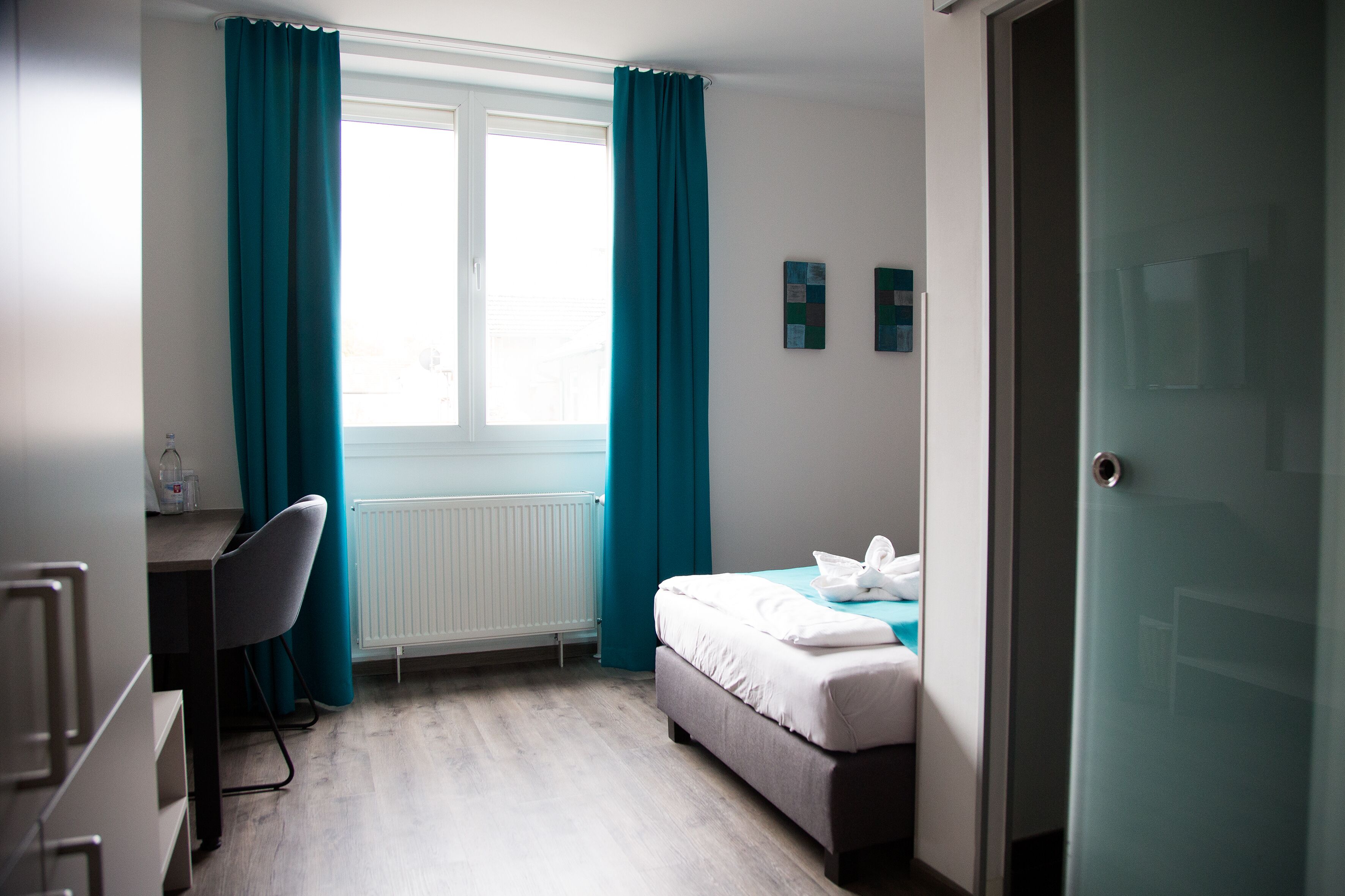 single room | hypo-allergenic bedding, desk, laptop workspace, free wifi