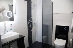 Shower, rainfall showerhead, free toiletries, hair dryer - Hotel im Kaiserpark (Meiningen)