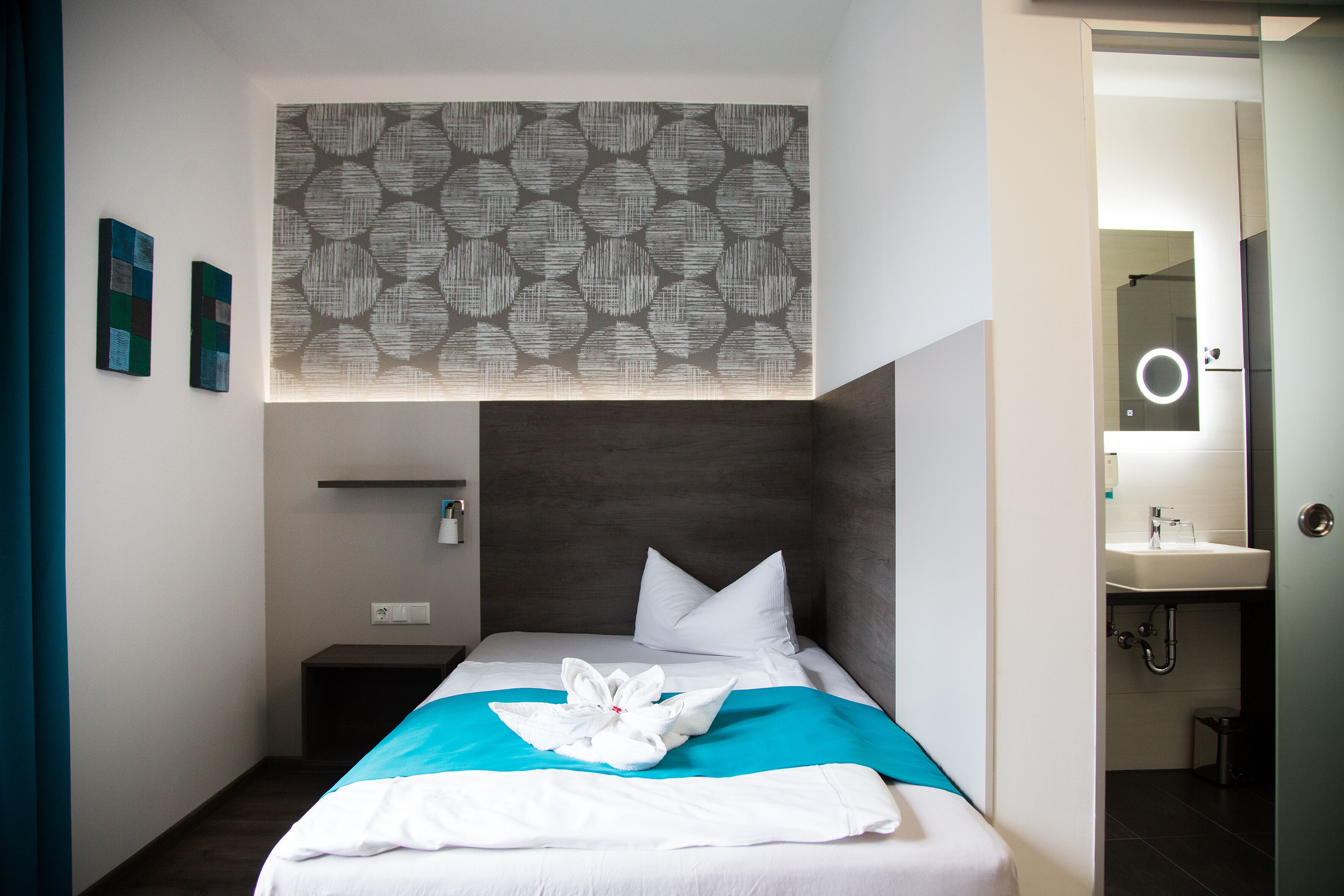 single room | hypo-allergenic bedding, desk, laptop workspace, free wifi