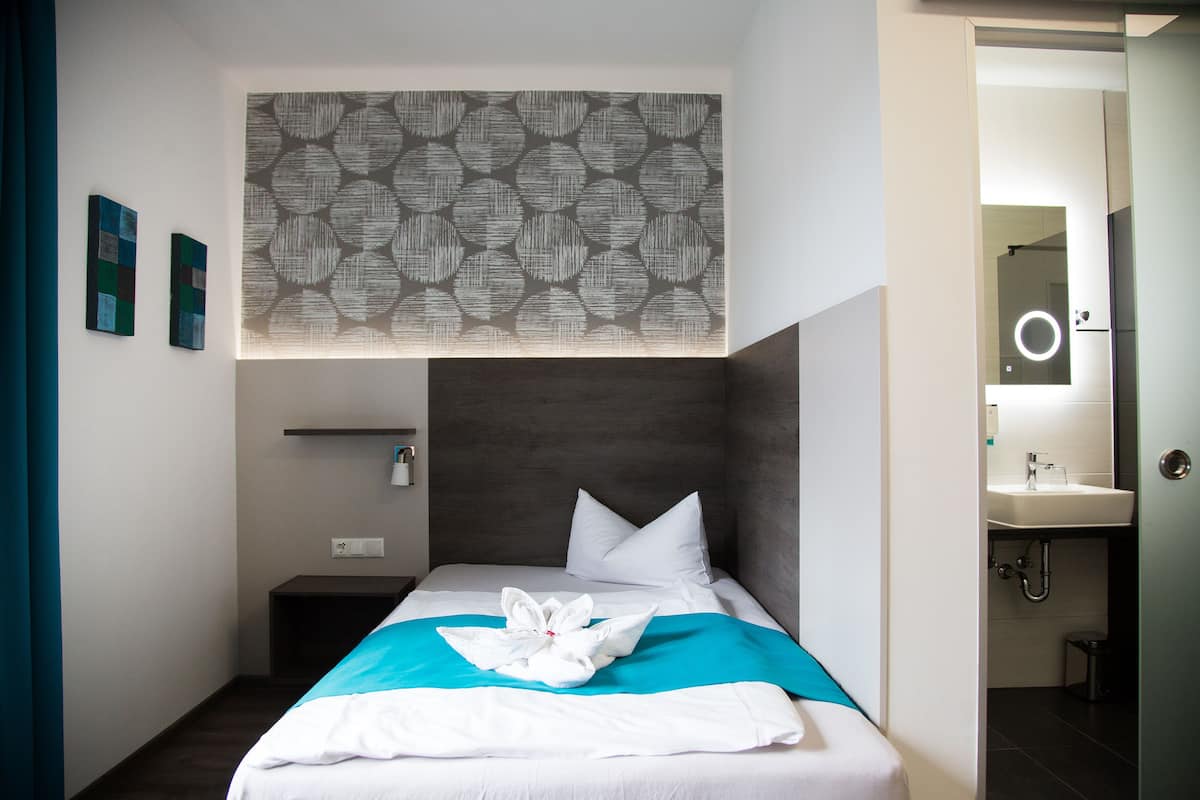 single room | hypo-allergenic bedding, desk, laptop workspace, free wifi