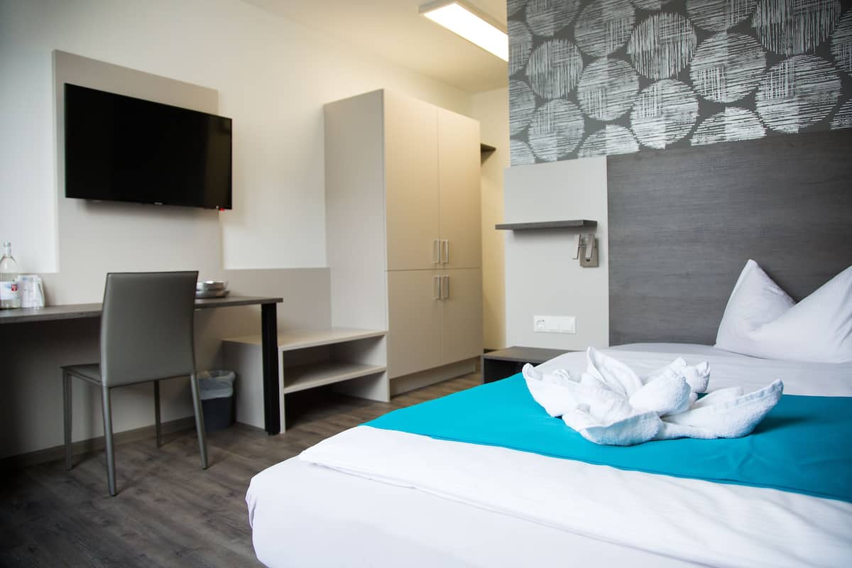 single room | hypo-allergenic bedding, desk, laptop workspace, free wifi