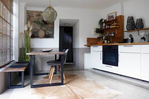 Refrigerador, horno, placa de cocina, cafetera/tetera