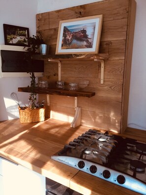 Frigorifero, forno, piano cottura, macchina per tè/caffè