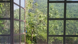 A room with a large window overlooking a mountainous landscape. - Wonderful secluded place - il wokini (Pigna)