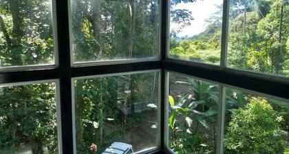 Casa de la selva privada con vista parcial al mar.