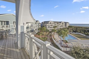 Un complexe hôtelier doté d’une piscine, d’une terrasse et offrant une vue sur l’océan.