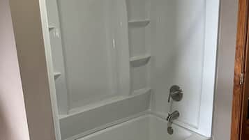 Ensemble douche/baignoire, sĂšche-cheveux, serviettes fournies, savon