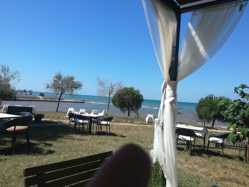 Lomatalo IVAS, puutarha lähellä merta