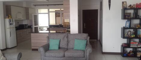 テレビ、DVD プレーヤー