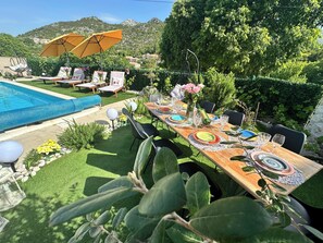 室外游泳池，日光浴躺椅