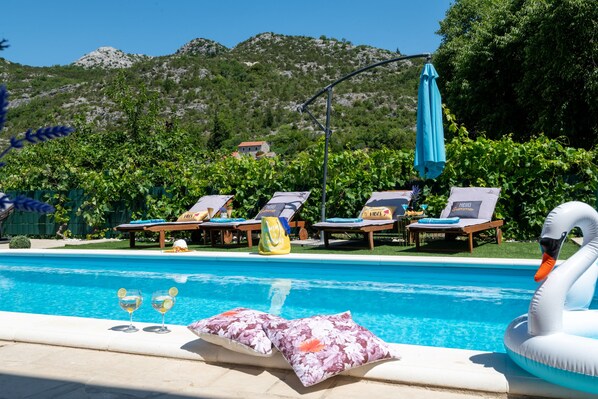 Außenpool, Liegestühle