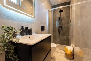 Duschwanne, Haartrockner, Handtücher, Seife