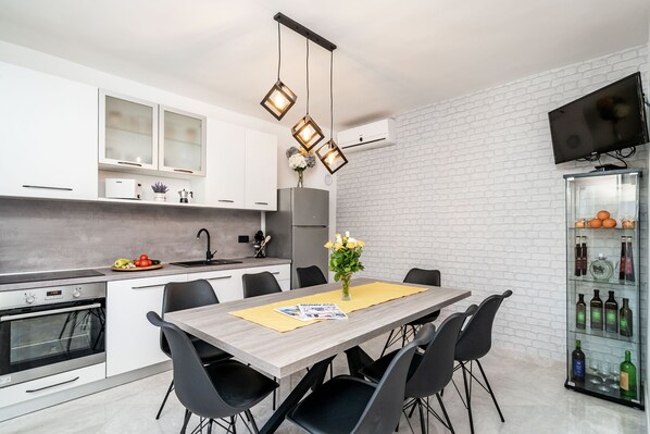 Kühlschrank, Mikrowelle, Ofen, Herdplatte