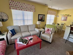 Una Smart TV, una chimenea, libros, una impresora