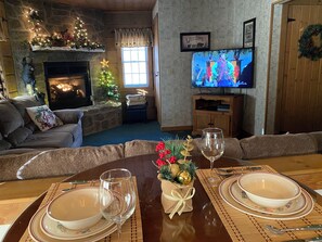 تلفزيون ذكي، مدفأة، مشغل دي في دي، كُتُب