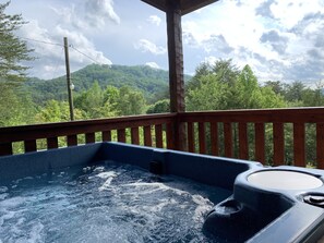 Outdoor spa tub - A+,1/2 Mi to Pkwy, FLAT ROADS & MOUNTAIN VIEW,1.5 Acres of PRIVACY, SUPER CLEAN (Pigeon Forge)