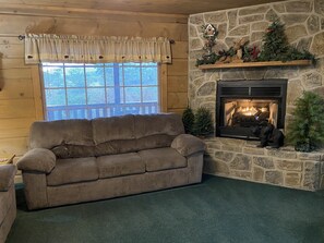 Smart TV, fireplace, DVD player, books - A+,1/2 Mi to Pkwy, FLAT ROADS & MOUNTAIN VIEW,1.5 Acres of PRIVACY, SUPER CLEAN (Pigeon Forge)