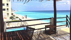 Ein Balkon mit Blick auf Strand und Meer.