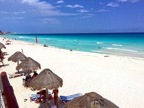 On the beach, sun loungers, beach towels - AMAZING OCEAN VIEW STUDIO WITH FRENCH BALCONY (Cancún)