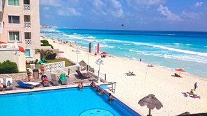 Outdoor pool - AMAZING OCEAN VIEW STUDIO WITH FRENCH BALCONY (Cancún)