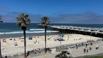 Plage, chaises longues, serviettes de plage