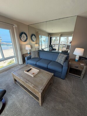 Smart TV, DVD player, toys, books - 5 - STAR -⭐⭐⭐⭐⭐- LUXURY OCEAN FRONT CONDO - JACUZZI - FAMILY FRIENDLY - SLEEPS 6 (San Diego)