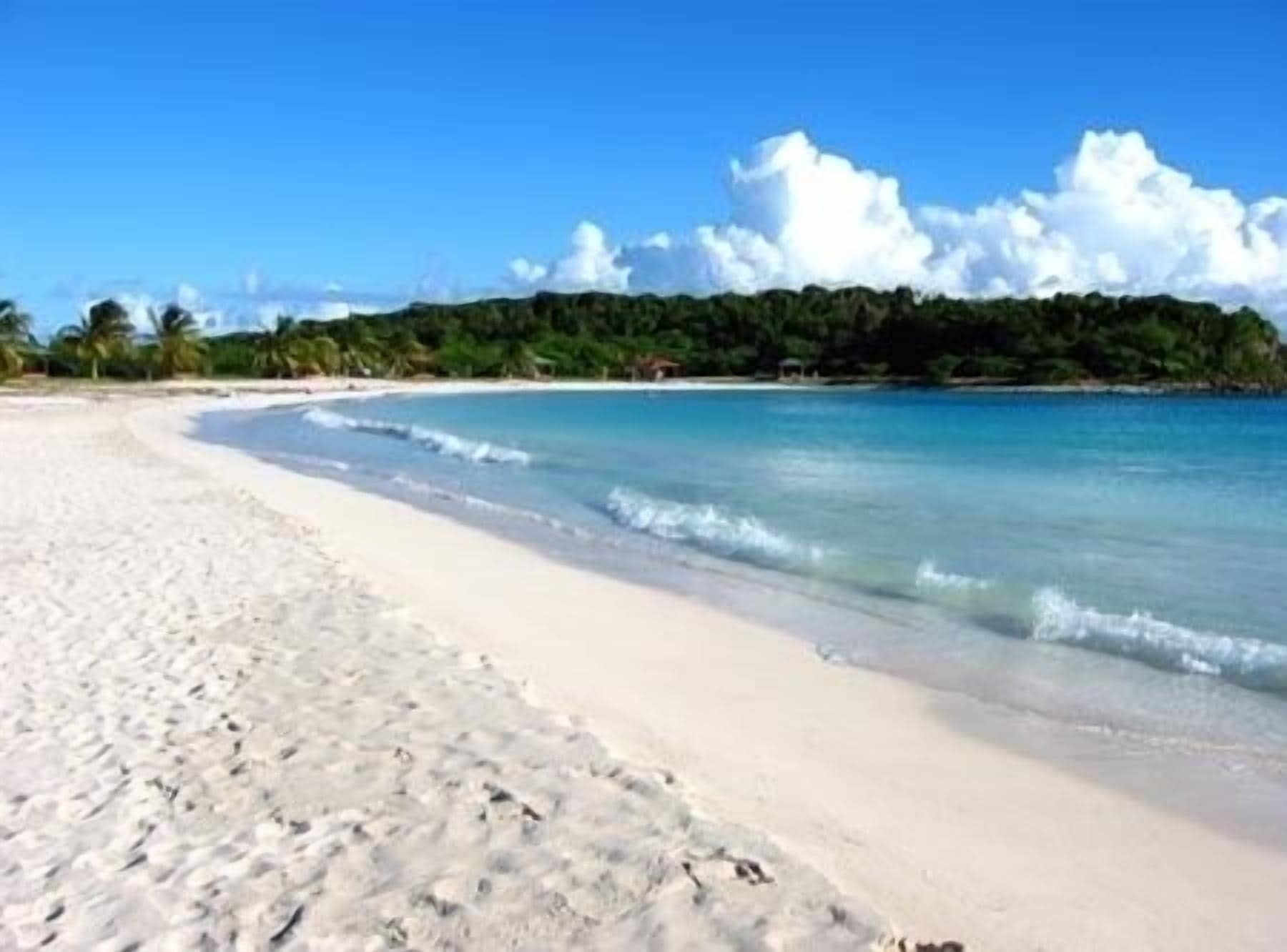 Beach nearby, sun loungers, beach towels