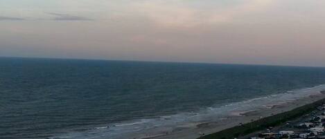 Rannalla, aurinkotuoleja