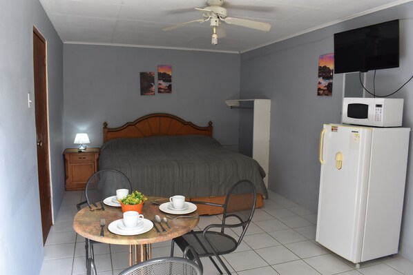 Fer et planche à repasser, lit parapluie, Wi-Fi gratuit, draps fournis