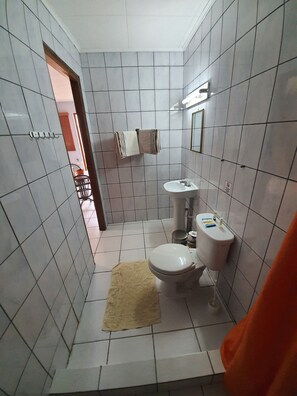 Douche, serviettes fournies, savon, shampoing