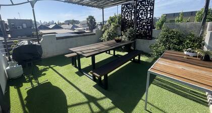 TWO FIVE ZERO Modern 4BR 5beds + cityviews + lockup garage + MCG/CBD/AustOpen