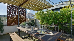 Outdoor dining - TWO FIVE ZERO Modern 4BR 5beds + cityviews + lockup garage + MCG/CBD/AustOpen (Richmond)