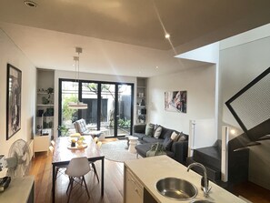 Smart TV, consola de videojuegos, Netflix y reproductor de DVD 