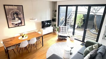 Smart TV, video game console, Netflix, DVD player