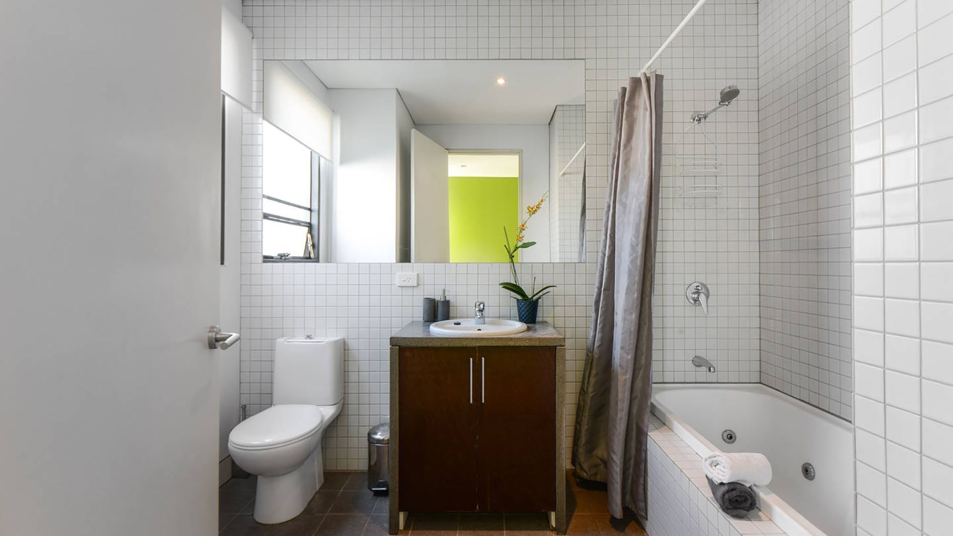 TWO FIVE ZERO Modern 4BR 5beds + cityviews + lockup garage + MCG/CBD/AustOpen — image 17