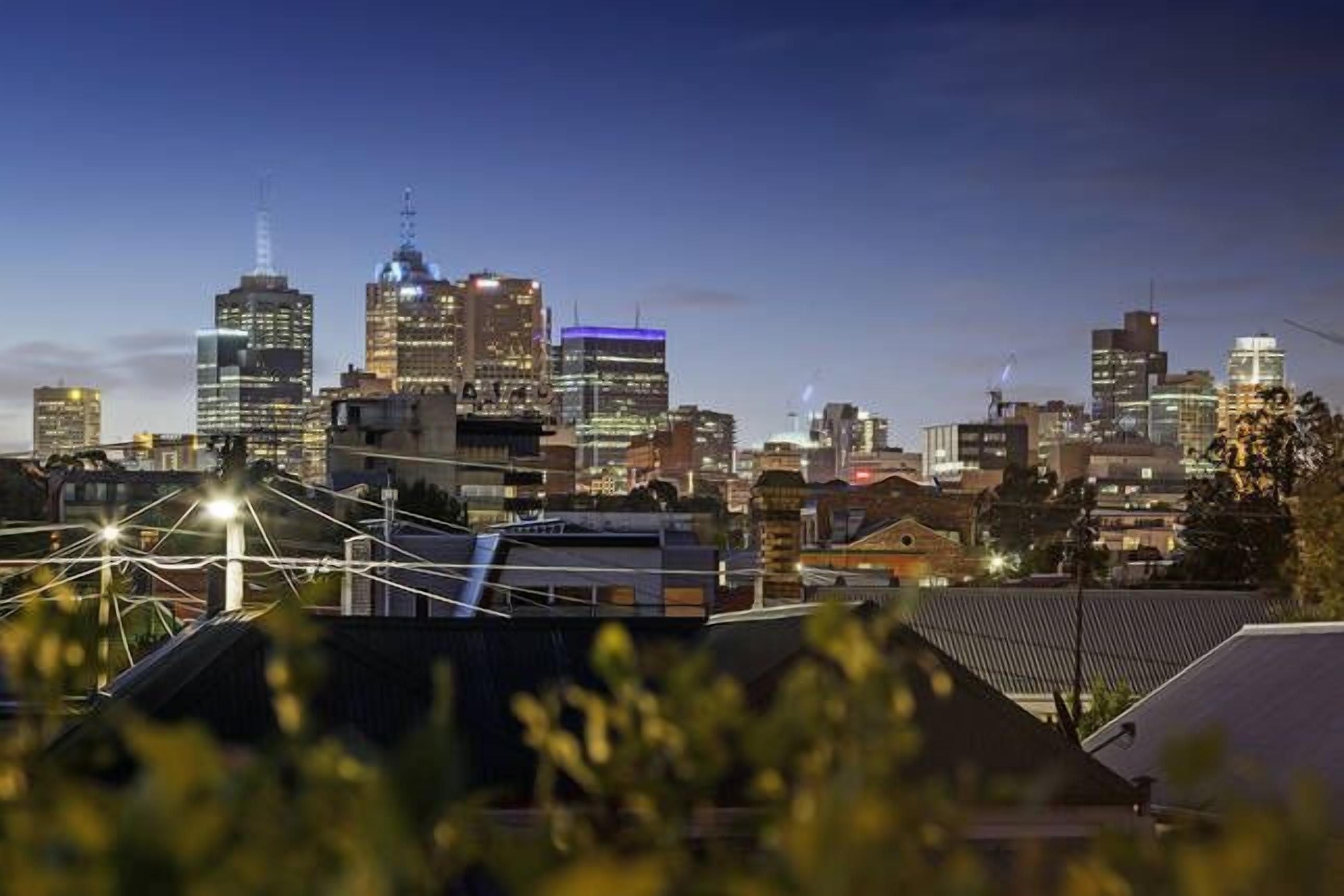 TWO FIVE ZERO Modern 4BR 5beds + cityviews + lockup garage + MCG/CBD/AustOpen — image 2