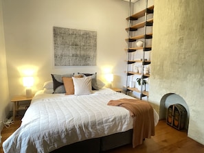4 chambres, bureau, fer et planche à repasser, lit parapluie