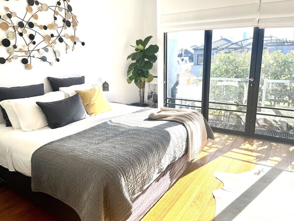 4 habitaciones, escritorio y tabla de planchar con plancha 